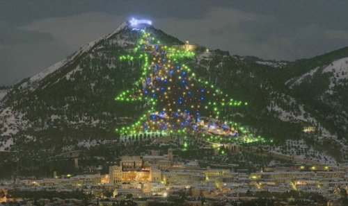 В маленьком итальянском городе зажигают самую большую в мире рождественскую ёлку (3 фото + 2 видео)