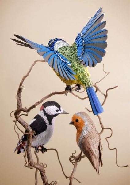С помощью более чем 4 тысяч кусочков бумаги художница кропотливо создаёт трёхмерные скульптуры птиц и бабочек (9 фото)