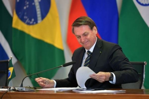 Президент Бразилии попал в больницу после падения в резиденции