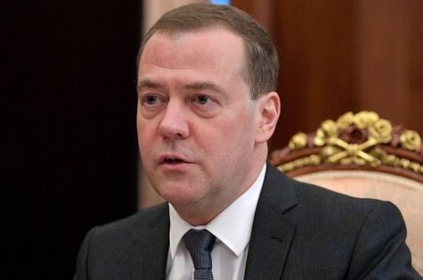 Медведев: РФ готова обсуждать с Украиной взаимное снятие санкций