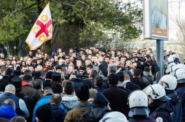 Парламент Черногории принял закон о церквях на фоне протестов