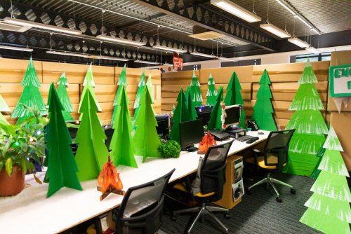Чтобы коллегам было радостно ходить на работу, сотрудники компании превратили офис в огромный праздничный лабиринт (12 фото)