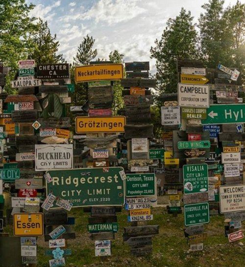 90 000 дорожных указателей в одном канадском лесу (6 фото)