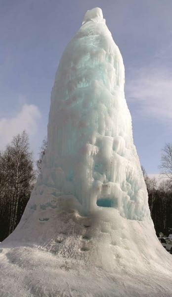 В Национальном парке "Зюраткуль" есть фонтан, который зимой превращается в захватывающую ледяную скульптуру (2 фото)