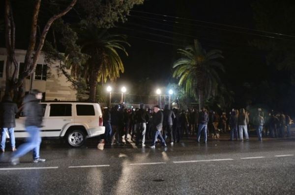 Сотни протестующих пришли к резиденции президента Абхазии